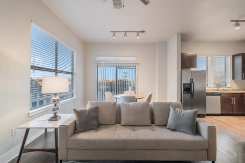 Cs 3150 Corporate 2br Suite, Parking Apartment in Dallas