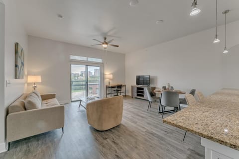 Cs 3243 Elegant 2br , Pool, Gym, Parking Apartment in Dallas