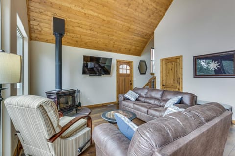 Angel Fire Cabin with Deck 3 Mi to Ski Lifts! Maison in Angel Fire