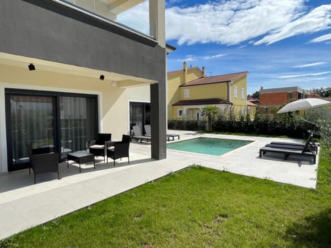 Patio, Day, Garden, Seating area, Garden view, Pool view, Swimming pool, sunbed