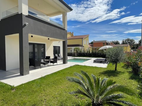 Property building, Patio, Day, Garden, Garden view, Pool view, Swimming pool, sunbed