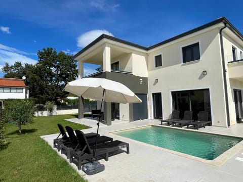 Property building, Patio, Day, Garden, Garden view, Pool view, Swimming pool, sunbed