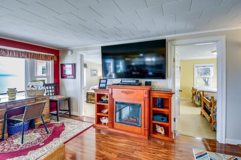 Bayfront Port Hadlock Retreat with Grill and Deck! House in Marrowstone Island