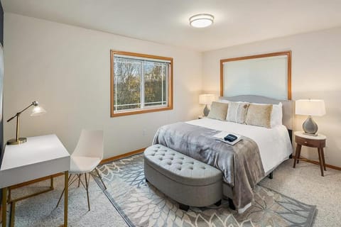 Perch - Cozy Cloverdale House in Tukwila