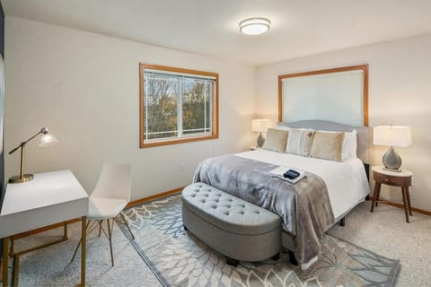 Perch - Cozy Cloverdale House in Tukwila