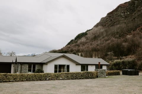 Dovecote: 5-bedroom Home with Hot tub & Games room House in Arrowtown