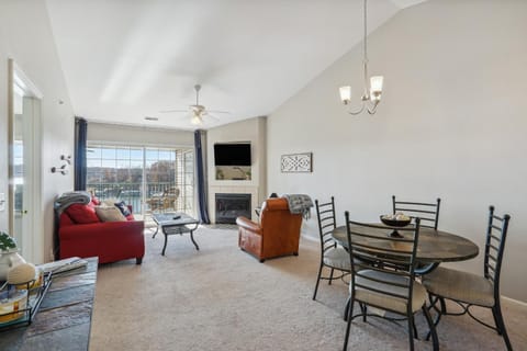 Lake Ozark Condo with Screened Balcony and Lake Views! Apartment in Lake of the Ozarks