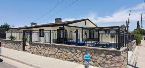 2 Bedroom Newly Remodeled Duplex Apartment in Ciudad Juarez