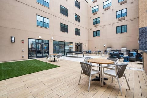 Urban Elegance: 20 Minutes to NYC (Gym, Laundry) Condo in Kearny