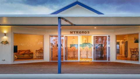 Mykonos - Outstanding Waterfront Property With Pontoon and Fabulous Bay Views House in Coffin Bay