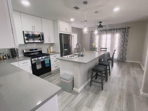 Pool House Newly Remodeled 3bed 3bath Near DT Summerlin and Red Rock Villa in Summerlin