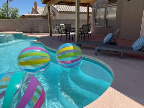 Pool House Newly Remodeled 3bed 3bath Near DT Summerlin and Red Rock Chalet in Summerlin