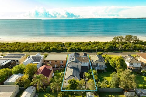 Callala Beach Walk - Beachfront with Fireplace House in Callala Bay