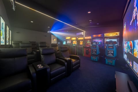 Pixar Paradise: Playsets, Theater, Arcade+ Casa in Stanton