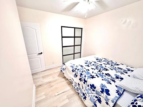 Bedroom 1 with free Parking, free wi-fi and shared washroom (Room 1) Vacation rental in Kitchener