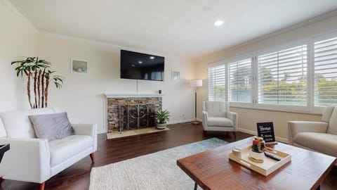 Dazzling Westside 4 Br Home-minutes To The Beach House in Playa Vista