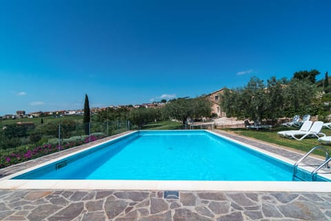 Day, Natural landscape, Pool view, Swimming pool, sunbed