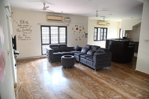 Royal Experiences Pearl House 6 Bed Room Villa with Private Pool, Panayur Condo in Chennai