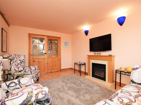 2 Bed in Godshill IC129 House in Godshill