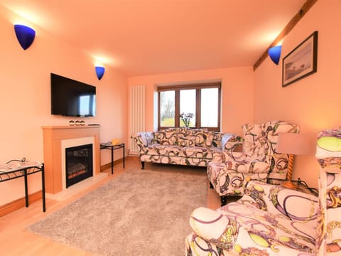 2 Bed in Godshill IC129 House in Godshill