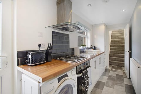 Chic Home & Stylish Workspace in Outram, Sleeps 6 Apartment in Darlington