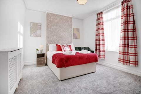 Chic Home & Stylish Workspace in Outram, Sleeps 6 Condo in Darlington