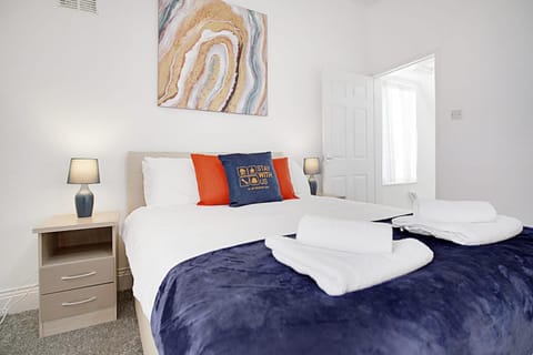 Chic Home & Stylish Workspace in Outram, Sleeps 6 Condo in Darlington