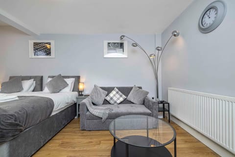 Charming 3-Bed Townhouse in Vibrant Ealing House in London Borough of Ealing