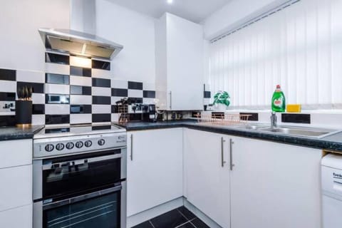 Spacious 4-Bed House Manchester House in Salford