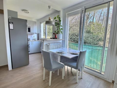 Kitchen or kitchenette, Dining area