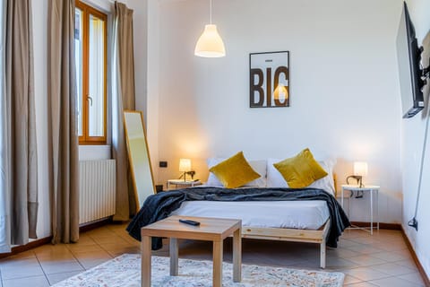 Bed, TV and multimedia, Photo of the whole room