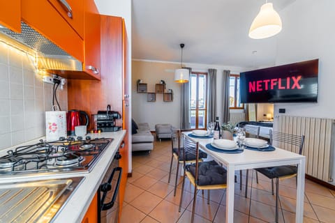 TV and multimedia, Coffee/tea facilities, Kitchen or kitchenette, Living room, Dining area, pet friendly, stove