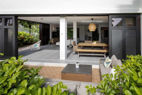 Day, Garden, Living room, Seating area, Garden view