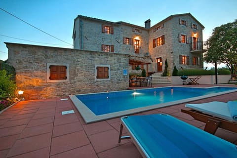 Property building, Patio, Day, Summer, Garden, On site, Mountain view, Pool view, Swimming pool, Swimming pool, Sunset, sunbed