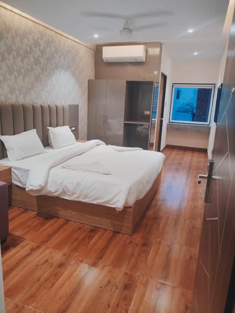 Bed, Photo of the whole room, Bedroom, air conditioner