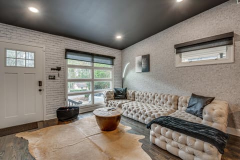 Modern Atlanta Retreat Private Hot Tub and Yard! House in Panthersville