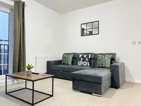 Stylish 1 Bedroom Apartment with Sofa Bed - Opposite Racecourse, Near City Centre and Hospital Condo in Doncaster