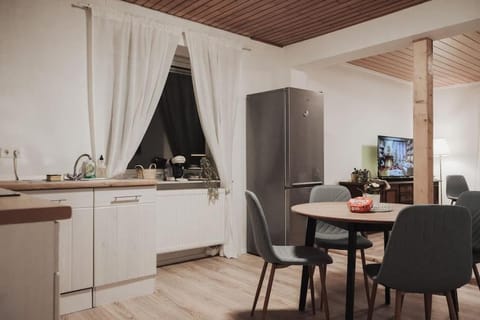 Charmantes & offenes Apartment Condo in Ramstein-Miesenbach