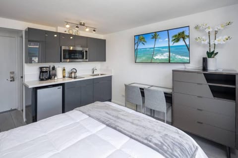 Renovated Modern Design Waikiki Condo Nice Views House in McCully-Moiliili