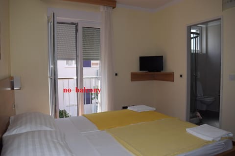 Bed, TV and multimedia, Bedroom