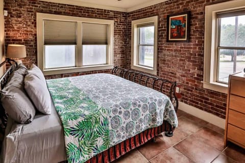 The Teak Follow, beautiful brick enclosed space Apartment in Tulsa