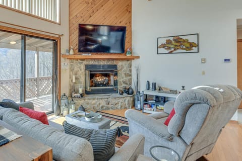 Maggie Valley Mountain Escape with Fireplace and Deck! Maison in Maggie Valley