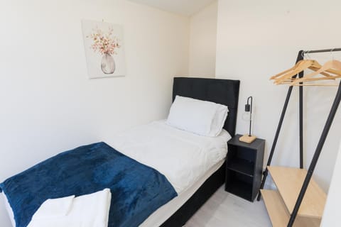 Perfect for Families & Contractors - Free Private Parking! Copropriété in Oldbury