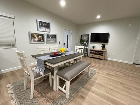 Incredible Value for 12 guests, New 3BR Home by Disneyland, Knott's, Beach Casa in Midway City