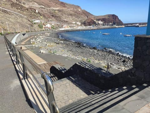 Comodidad, sol y mar en el Puerto de La Estaca Condo in El Hierro