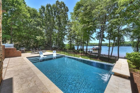 Boathouse Cove by AvantStay New Pool Swim Dock House in Lake Norman