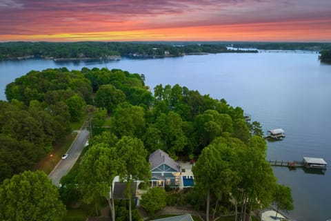 Boathouse Cove by AvantStay New Pool Swim Dock House in Lake Norman