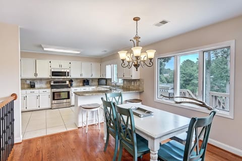 Shades of Summer by AvantStay Gazebo Dock View House in Lake Norman