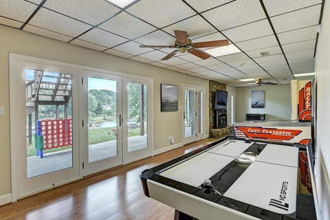 Shades of Summer by AvantStay Gazebo Dock View House in Lake Norman