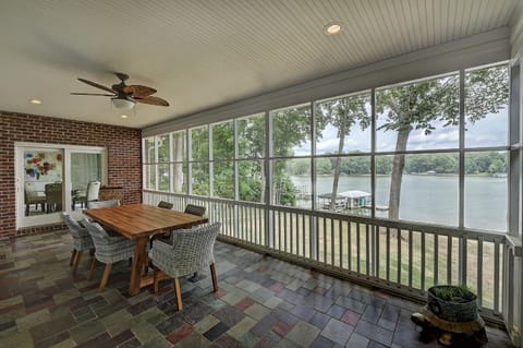 Luckys Lake House by AvantStay Private Lake Bar Maison in Mooresville